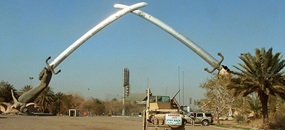 Hier sind die Schwerter von Kadesia in Bagdad zu sehen, zwei Steinhände mit Schwerter in den Händen, die sich über einer Straße kreuzen.
