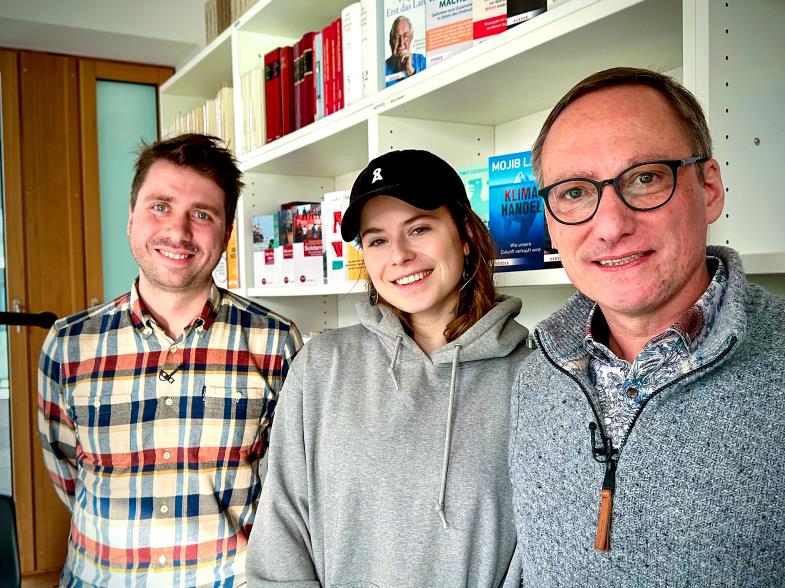 Moritz Findeisen, Luisa Neubauer und Achim Budde stehen im Berliner Büro des Herder-Verlags