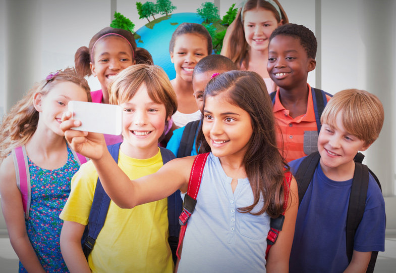 Ein Mädchen macht ein Selfie von ihr und der Gruppe von Kindern, die um sie herum stehen.