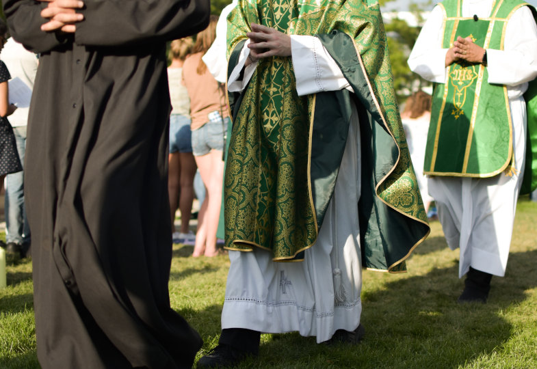 Mehrere Priester 